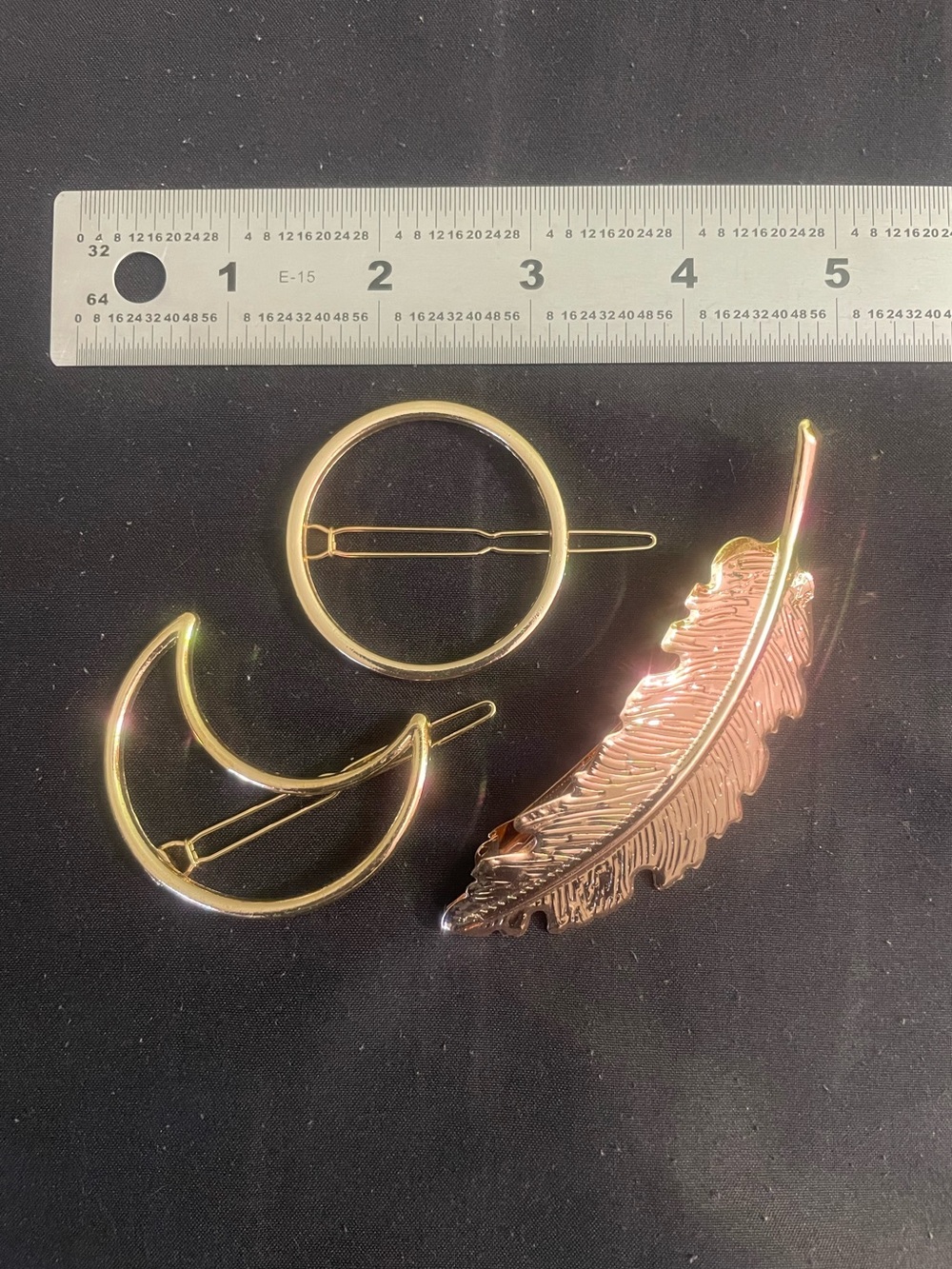 Set of 3 gold-colored barrettes
